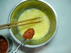 搅拌开后加入辣椒酱。