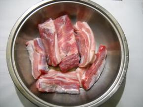 猪肉洗净，沥干水分，用叉子均匀扎一些小孔（便于腌制入味），加入调好的料汁拌匀。