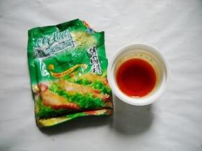 奥尔良烤肉料加入生抽和水调匀，姜、蒜洗净拍破备用。