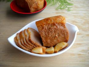 烤制好的猪肉切片即可食用。