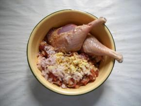 洋葱、生姜切细粒，留一部分洋葱切丝；鸭腿洗净，剔净细小绒毛，加入洋葱生姜，倒入料酒和生抽揉匀，入冰箱腌制一晚入味。