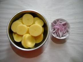 土豆去皮洗净切厚片。