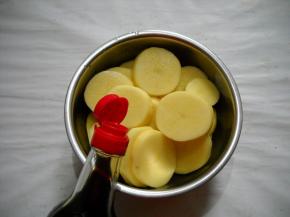 淋入少许生抽。