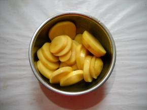 簸匀，让土豆片均匀裹上生抽。