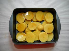 土豆片码放入烤盘。