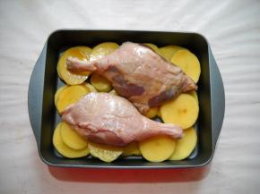 鸭腿放在土豆片上。