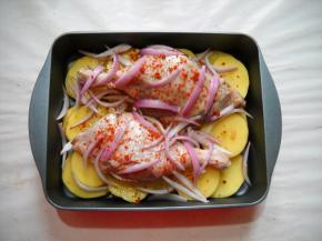 撒上奥尔良烤肉料。