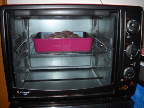 烤箱220度预热。上下火220度，中层，50分钟。
烤好的鸭肉肉质细嫩很入味，土豆片吸足味非常好吃。