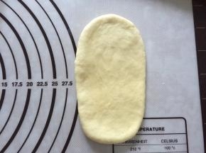 松弛好后，将面团擀成牛舌状
