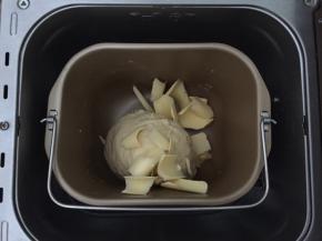 加入软化好的黄油，再次揉面30分钟