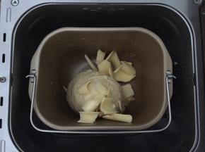 加入软化好的黄油，再次揉面30分钟