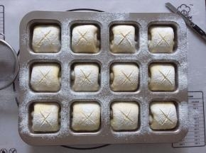 用锋利的刀片划出叉，放入预热好的烤箱180度，上下火中层，20分钟