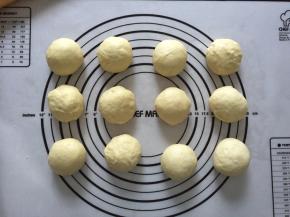 拿出排气，分成均等的12份，盖上保鲜膜松弛15分钟