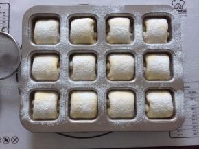 发酵好的面团拿出烤箱，筛上高筋面粉