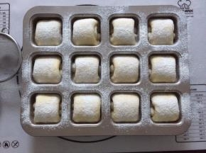 发酵好的面团拿出烤箱，筛上高筋面粉