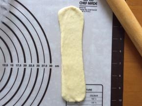 再次擀成细长的牛舌状