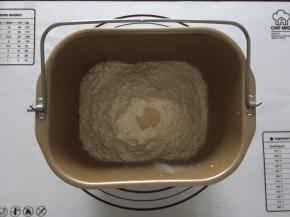 将黄油以上全部材料放入面包机中，开启揉面20分钟