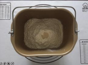 将黄油以上全部材料放入面包机中，开启揉面20分钟