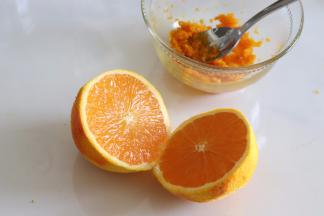 橙子一个，用小苏打洗净，用盐再搓一搓洗干净。用刨刀刨出橙皮碎，用3-5克糖腌制一下。