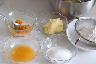 橙子切开，取汁。准备好其他食材。