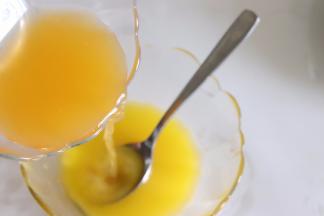 黄油隔热水融化成液态后，和橙汁混合均匀。放置到温水中，防止黄油遇冷凝结，保温待用。