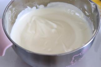 用高速打发，蛋温有温暖的触感后，就可以脱离温水，继续打发。直到蛋液发白，体积膨大，纹路不易消失即可。