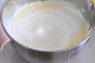 加入过筛的低筋面粉。