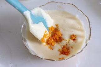 继续加入橙皮碎，混匀均匀。