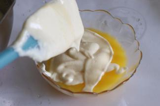 取一部分蛋糊放入到黄油液中，混匀均匀。