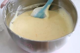 倒入到蛋糊中。翻拌均匀即可。