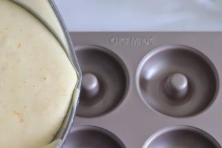 模具提前刷一层轻薄的黄油，蛋糕糊倒入到甜甜圈模具中。倒大约9、10分满