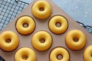 取出稍微晾一下，就可以用牙签划一下，倒扣脱模了。放到晾网上，晾凉。期间可以准备融化巧克力，蔓越莓干切碎。