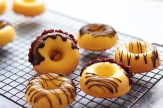 用裱花带剪个小口，放入巧克力，基础线条型，或者直接淋上巧克力粘上蔓越莓干。再撒一层椰蓉，就完成了。