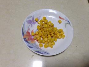 玉米粒煮熟备用