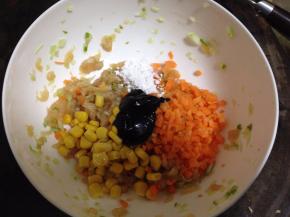 鸡肉丁加入白胡椒粉、葱碎、姜沫、料酒搅打均匀，倒入胡萝卜碎、玉米粒、淀粉、适量甜面酱