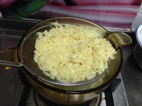 锅内加水烧开下入面块煮至面条微软后捞出控水