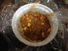 取一小碗底部铺保鲜膜放入一半的鸡肉馅用小勺压实