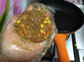 不沾锅加油烧微热取出肉饼