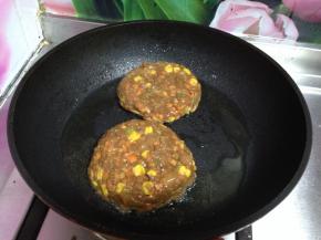 倒扣到锅中小火慢煎5分钟