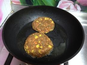 倒扣到锅中小火慢煎5分钟