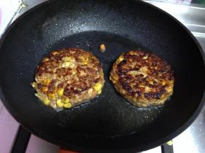 中小火慢煎5分钟中途翻面煎至两面金黄时取出（一点要小火，以免中间不熟）