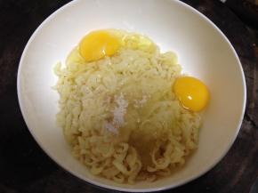 面条加入鸡蛋、白胡椒粉、盐搅散搅匀