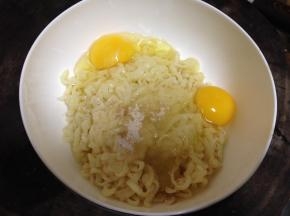 面条加入鸡蛋、白胡椒粉、盐搅散搅匀