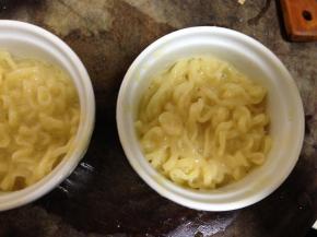 取小碗四壁抹少许油防粘