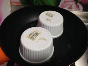 不粘锅倒入适量油，把小碗倒扣锅中，不要立刻拿走，等到底部凝固成型后再取走小碗
