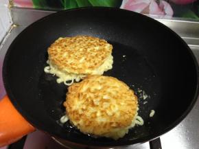 小火煎至两面金黄酥脆时取出