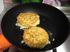 小火煎至两面金黄酥脆时取出
