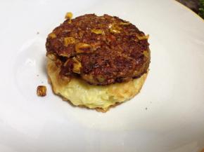 底部放入一个面饼加一个肉饼