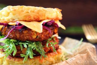 上面加上蔬菜，然后再加一个肉饼和蔬菜，最后加一片芝士片盖上两一片面饼就可以了，还可以搭配番茄沙司和甜辣酱一起食用