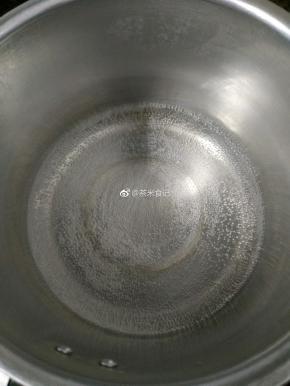 先处理一下西米，锅里坐水，烧到见小泡泡。